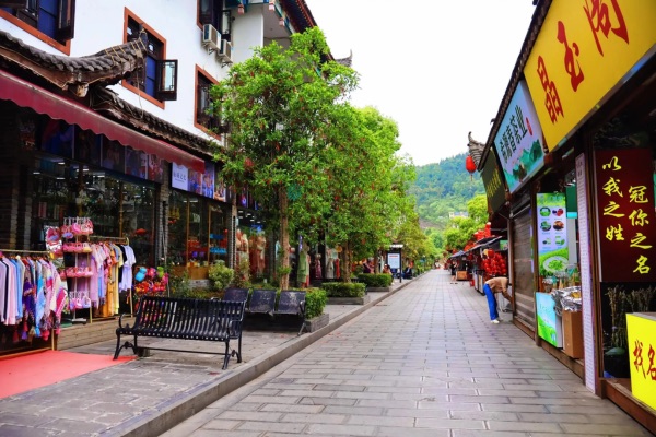 Ân Thi là một trong thành phố cấp huyện và thủ phủ của dân tộc thổ gia và miêu ân thi