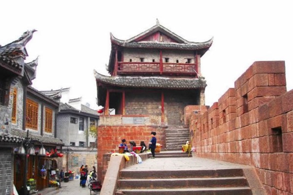 Đông Môn Phượng Hoàng Cổ Trấn