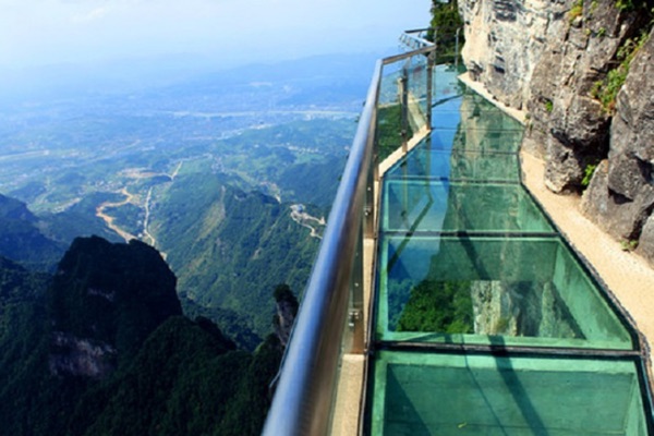 con đường thủy tinh với mặt đường trong suốt