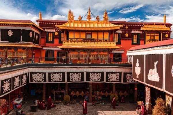 đại chiêu tự jokhang là ngôi chùa theo phật giáo mật tông tạng