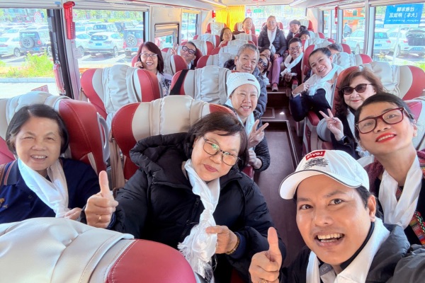 đoàn nhận khăn khata theo nghi thức truyền thống tây tạng