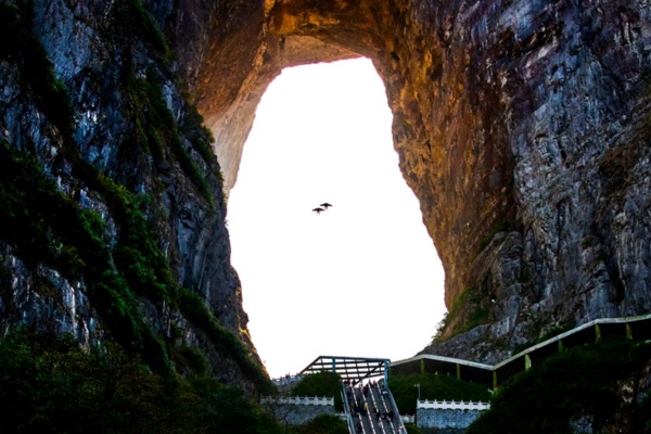 động thiên môn là một vòm đá tự nhiên khổng lồ cao 131m