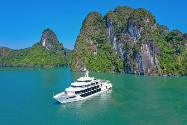 du thuyền trên biển hạ long