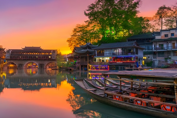 phượng hoàng cổ trấn về đêm lung linh ánh đèn