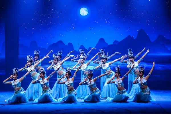 show trình diễn thiên cổ tình