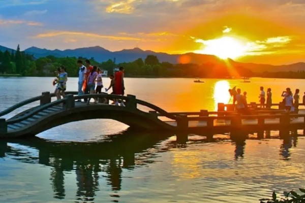 tây hồ tại hàng châu với hơn 36 hồ cùng tên