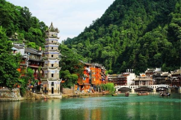 tháp vạn danh tọa lạc phía hạ lưu sông đà giang