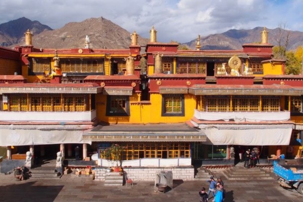 trát cơ Ttự zha ji si ngôi đền duy nhất ở tây tạng dành cho nữ thần tài sản